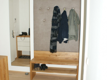 Garderobe mit Stoffrückwand und Sitzbank in Eiche massiv