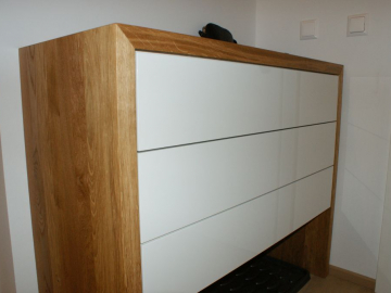 Sideboard in Eiche massiv mit Hochlanzfront