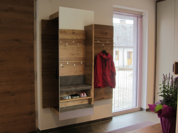 Wandgarderobe Wildeiche furniert mit Spiegel, Ablage, Kleiderstange und verstellbaren Haken.