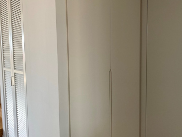 Vorzimmer Einbauschrank weiß lackiert mit Grifffräsung