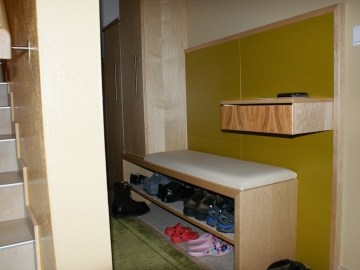 Vorzimmer mit Sitzbank und Schuhregal in Birke kombiniert mit Schleiflack