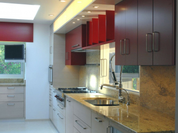 Küche in Eiche gekalkt, kombiniert mit Lackoberfläche und Granitarbeitsplatte