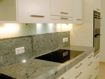 Küche mit lackierter Oberfläche, Granitarbeitsplatte
