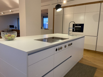 Küche mit Kochinsel und Griffleiste,  Schleiflackoberfläche, Dekton Arbeitsplatte, integriertes BORA-System