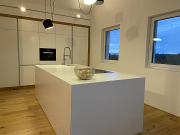 Küche mit Kochinsel, Schleiflackoberfläche, Arbeitsplatte aus Dekton, integriertes BORA-System