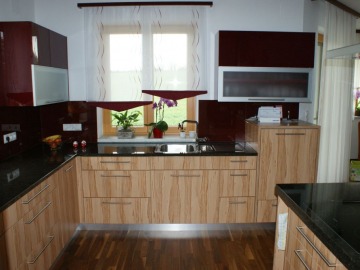 Küche aus Dekorspanplatte mit Granit-Arbeitsplatte, Lackglasrückwand, Kücheninsel