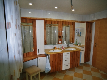 Badezimmer mit Schminktisch, Oberfläche Indischer Apfelbaum kombiniert mit Lack, Corian-Waschtisch