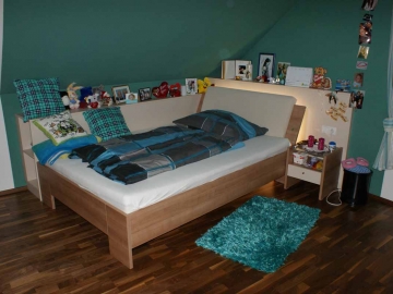 Jugendzimmer in Dachschräge, Bett mit indirekter Beleuchtung