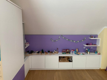 Kinderzimmermöbel weiß lackiert mit farbigen Rückwandelementen, indirekte LED-Rückwandbeleuchtung, grifflose Ausführung mit TIP-ON Beschlägen