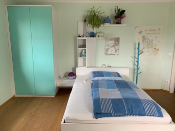 Jugendbett weiß lackiert, moderner zweifarbiger Schrank, indirekte LED-Rückwandbeleuchtung