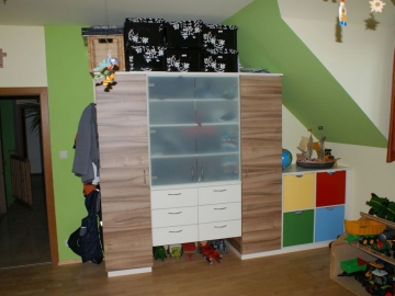 Kinderzimmerschrank mit Glastüren und Spielzeugladen