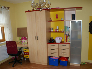 Jugendzimmer in Buche mit frischen Farben